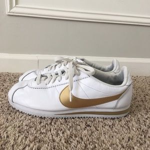 White nike shoes
